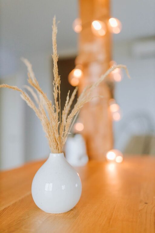 Tips for Creating a Cozy and Inviting Home Atmosphere with Simple Decor Changes